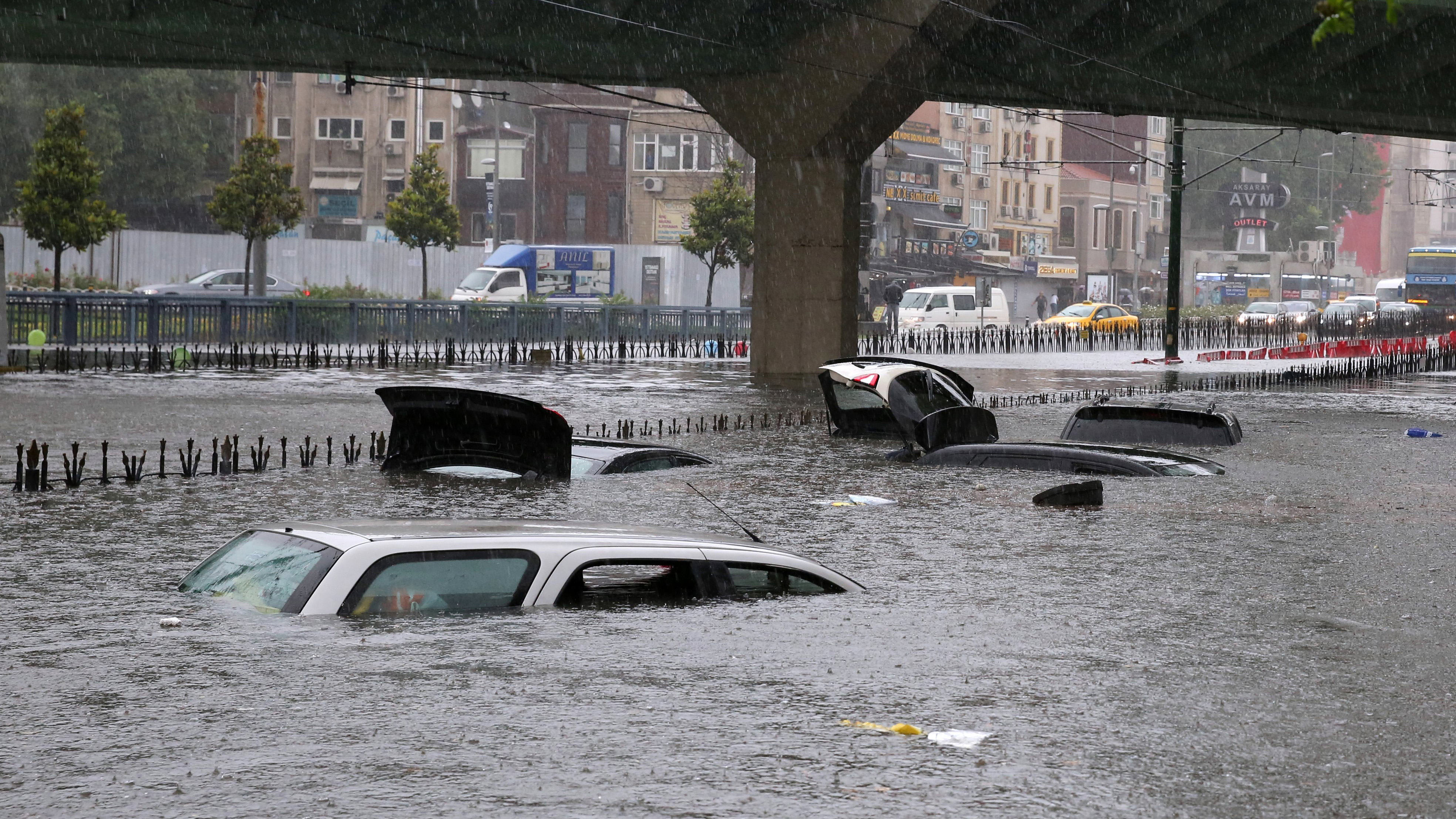 Был сильный ливень. Наводнение Владивосток 2001. Потоп. Наводнение машины. Наводнение в городе.