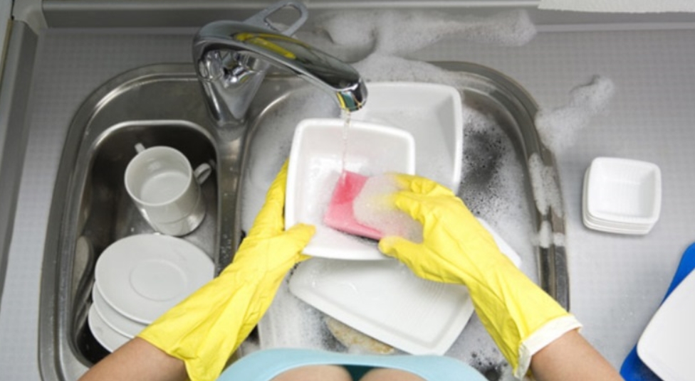 Мыть чужую посуду во сне. Мытье посуды. Средство для мытья посуды. Мытье посуды в доме. Вымытая посуда.